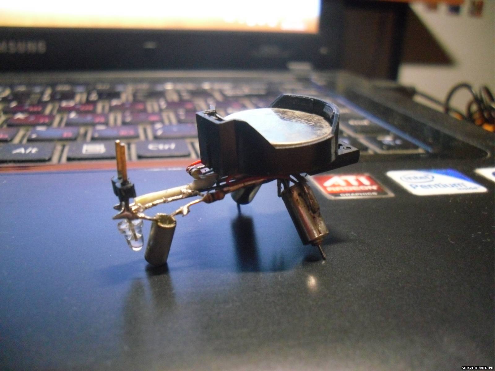 MicroLineTrecer-микро робот, бегающий по линии