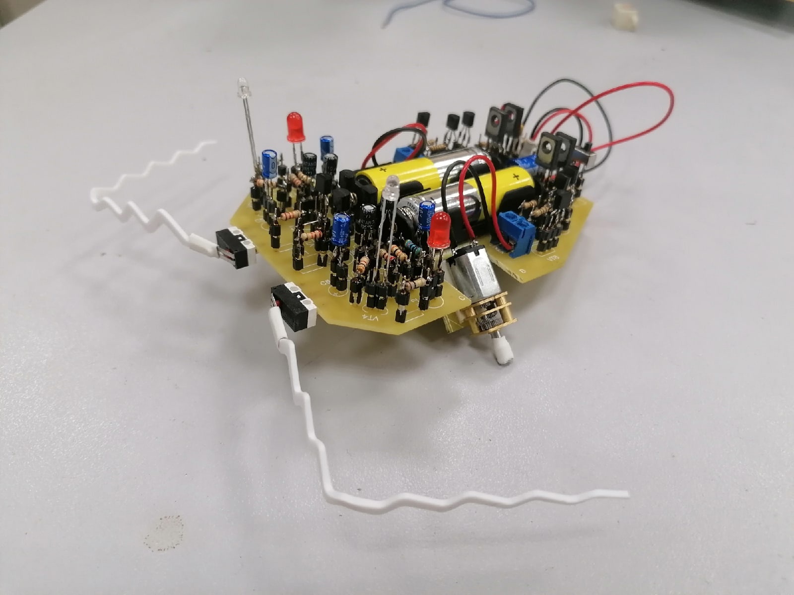 Набор-конструктор робота "Электронный таракан"